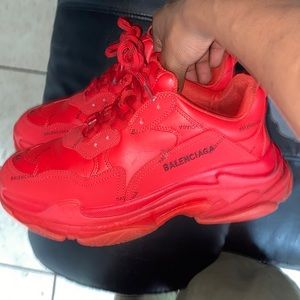 I’m selling my balenciaga triple s I just took pictures they will be cleaned!!